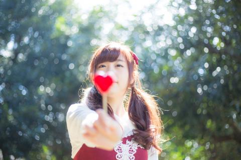 恋愛運を引き寄せるには、周囲の人に優しく接すること